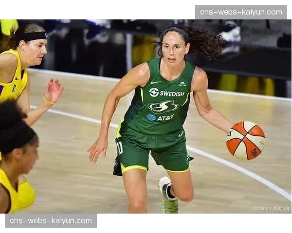 季前赛花絮：水星队老将格里娜赛前与对手阵中自己资助的大学生球员拥抱