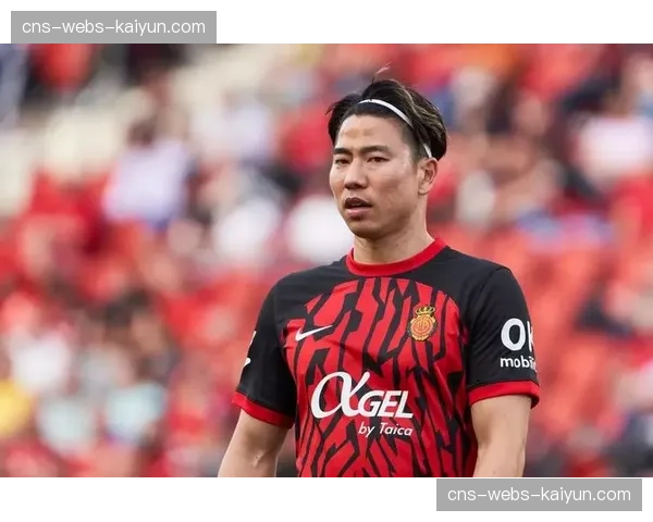 特写瞬间:攻入绝平球后,波鸿老将浅野拓磨奔向角旗区与球迷共庆 特写瞬间:攻入绝平球后,波鸿老将浅野拓磨奔向角旗区与球迷共庆